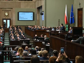 Miniatura: Tusk przemawia w Sejmie. W ławach PiS pustki